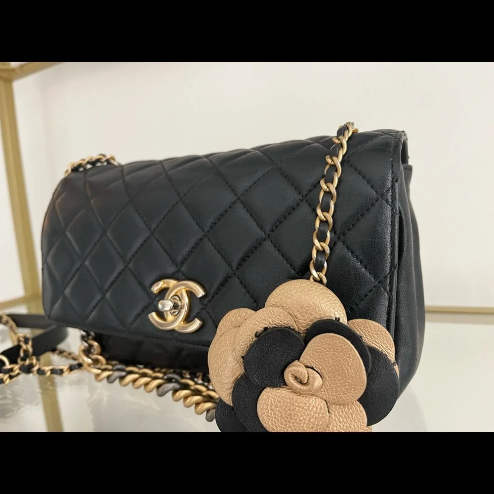 🦄 Authentic GORGEOUS CHANEL
Lambskin Quilted Camellia Flap Black - Picture 6 of 12